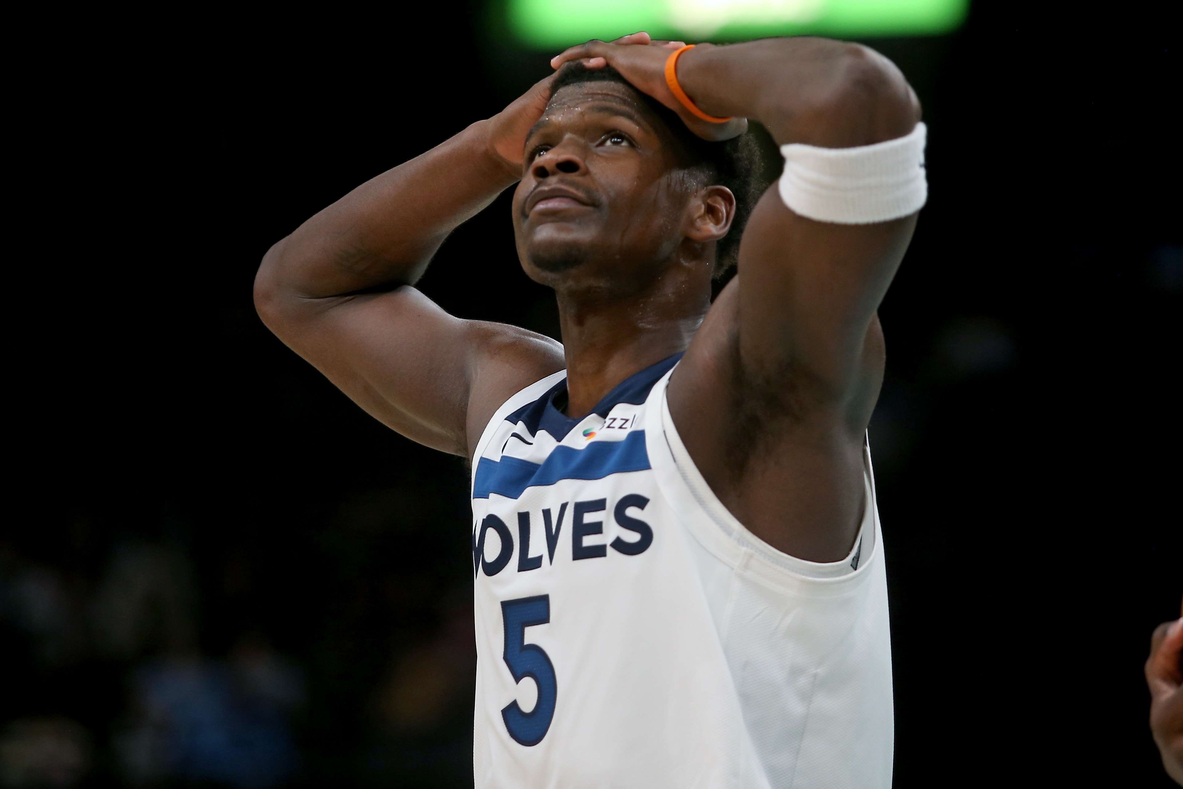 乐鱼官网-乏善可陈！爱德华兹半场11投4中 仅得到9分3板2助&amp;正负值-11